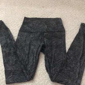 Black and white lululemon leggings